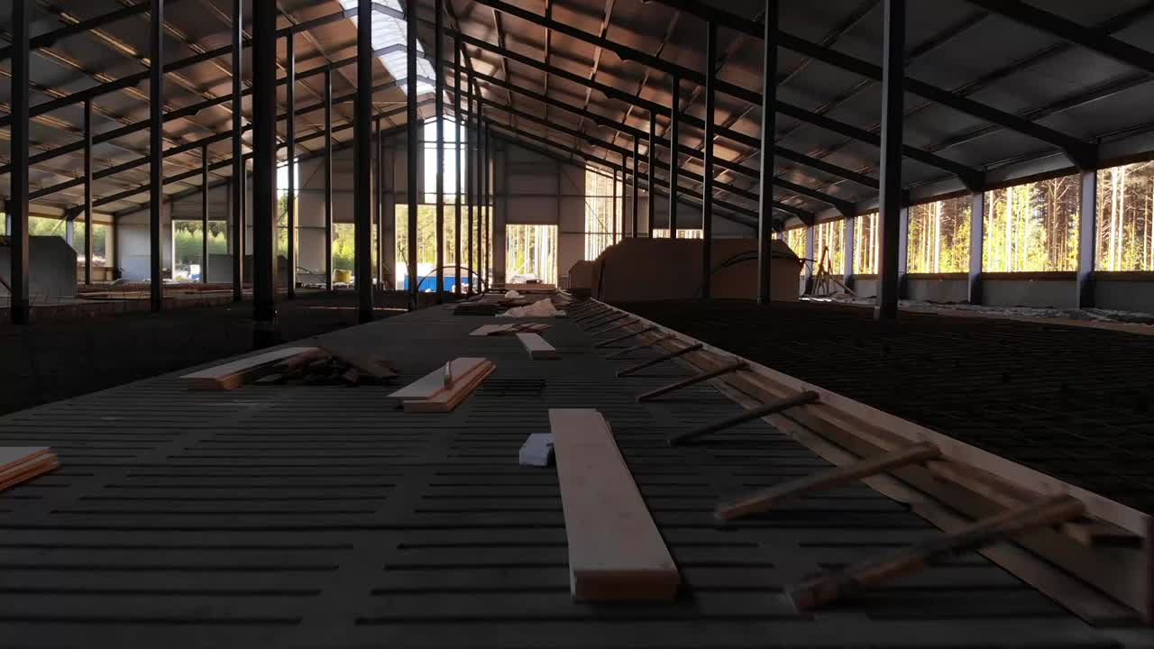 tomada de un avión no tripulado de la construcción en una granja lechera