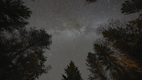 La-Vía-Láctea-Brilla-En-El-Cielo-Nocturno-Mientras-Innumerables-Estrellas-Titilan-Y-Nubes-Blancas-Pasan-Volando