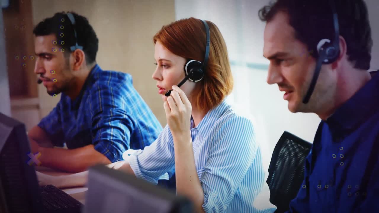 animación del procesamiento de datos sobre trabajadores de oficina que usan auriculares