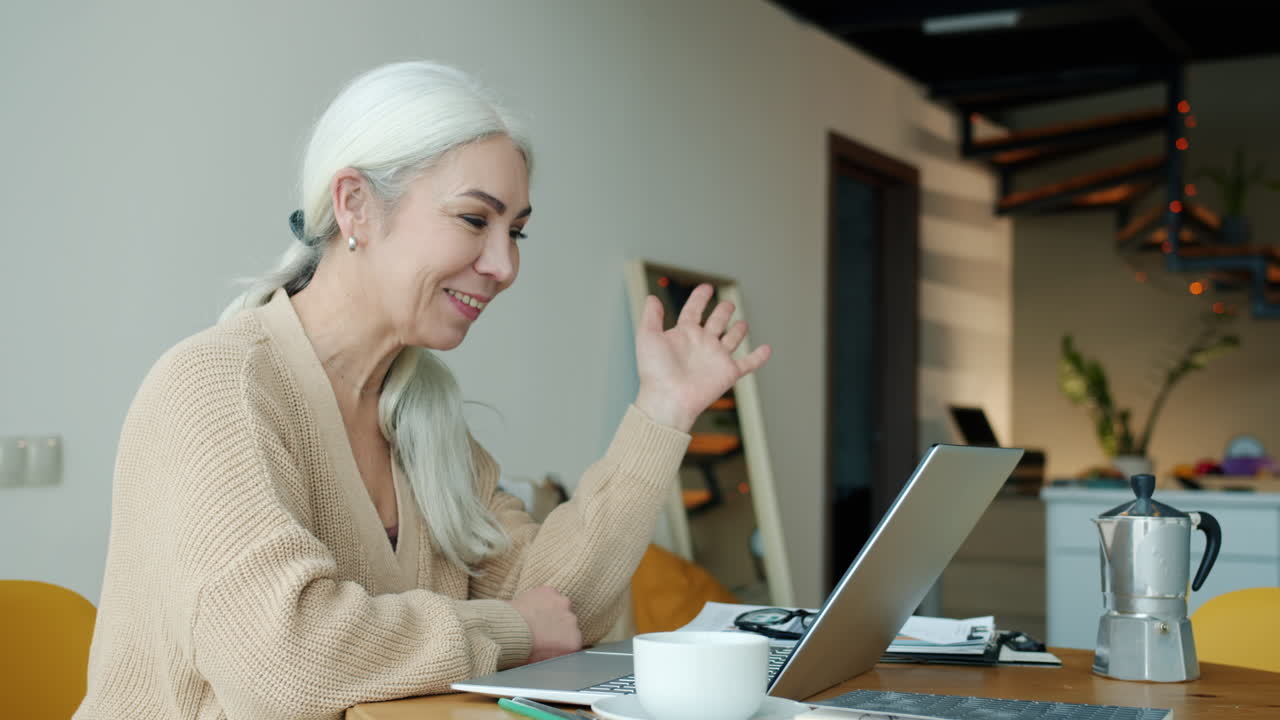 mujer mayor que trabaja desde casa