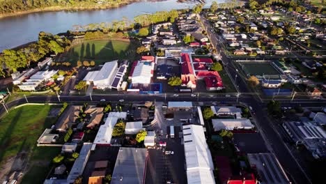 St.-Helens,-Tasmanien,-Drohnenansicht-Der-Groom-Street-Seite-Der-Stadt-Bei-Sonnenuntergang