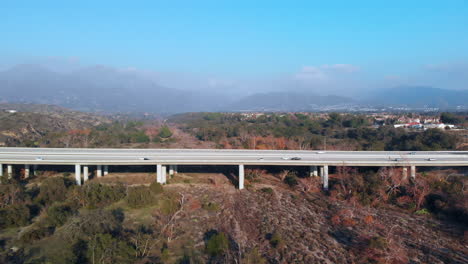 Luftaufnahme-Einer-Brücke-Aus-Nächster-Nähe-Mit-Einem-Berghintergrund