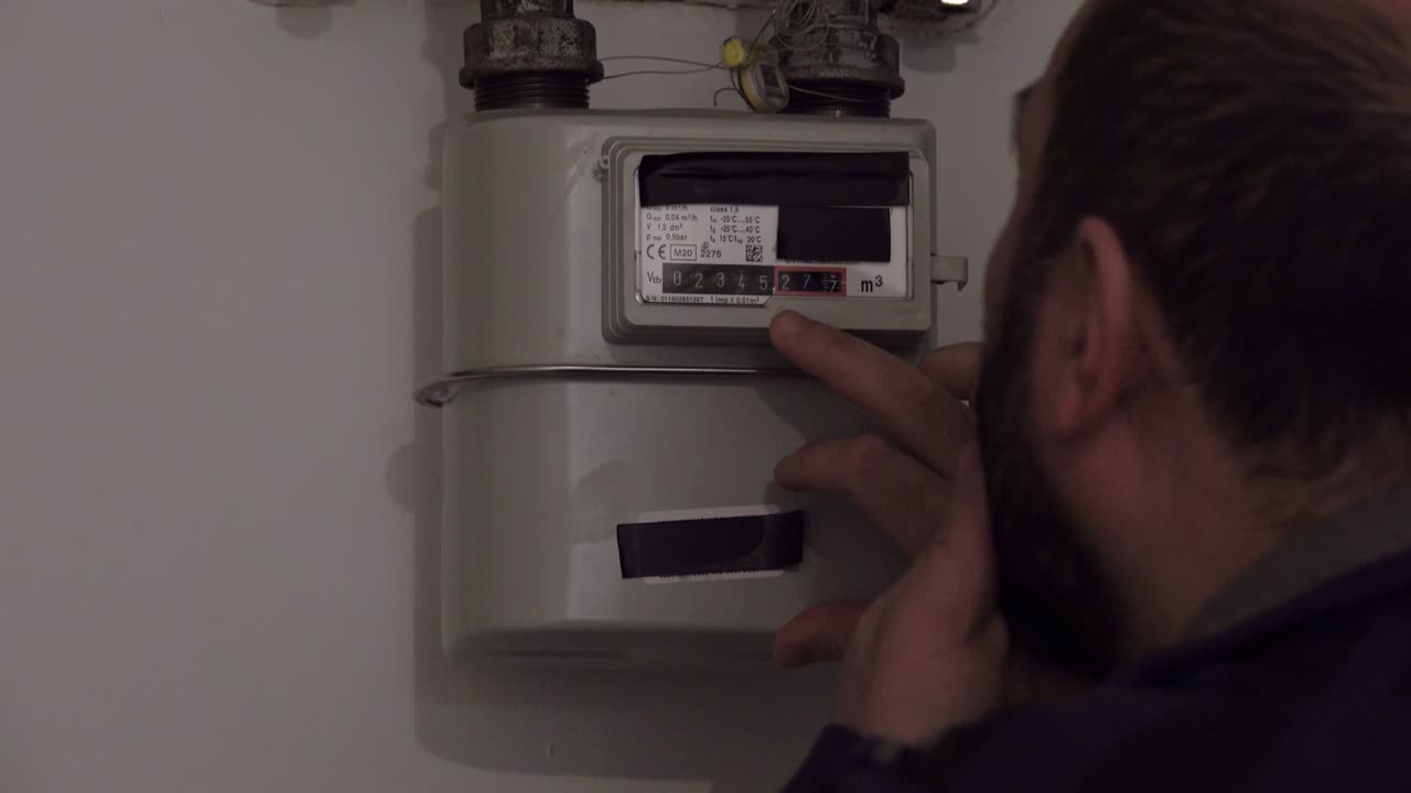 el hombre anota el medidor de gas.