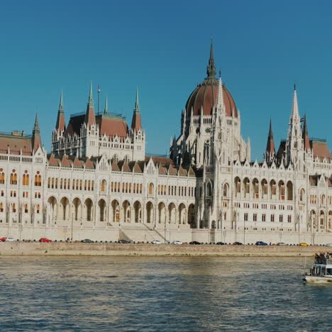 crucero por el río danubio - navegando más allá del edificio del parlamento al atardecer 1