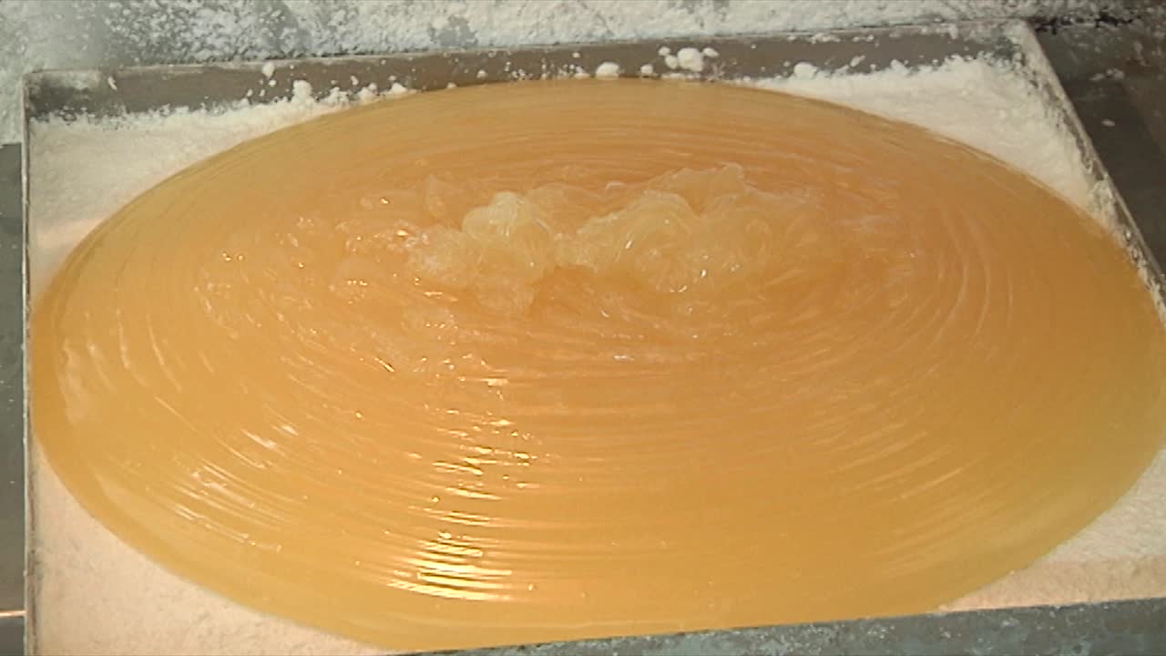 터키 키프로스의 럭쿠미 (loukumi) 를 만드는 장면, 두꺼운 액체가 모형에 부어지면서