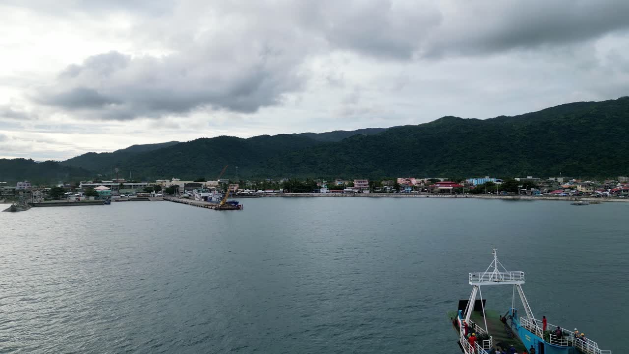 vista aérea del ferry de pasajeros que navega hacia el puerto de la idílica ciudad rural en la isla de catanduanes, filipinas