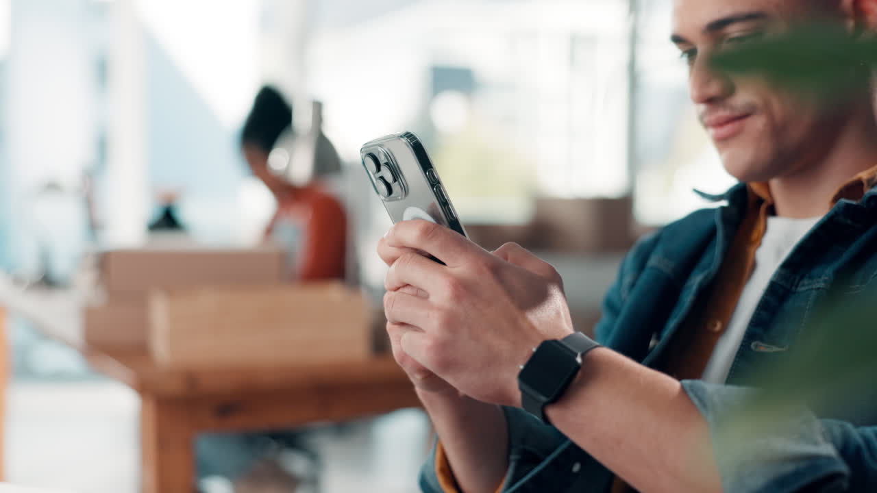 스마트 폰을 사용하는 사람