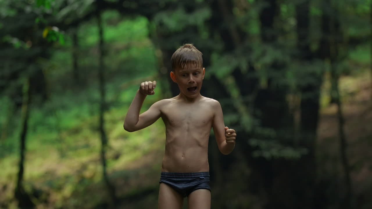 niño jugando en un bosque