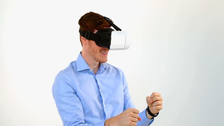 Uomo che utilizza un visore di realtà virtuale su sfondo bianco 4k