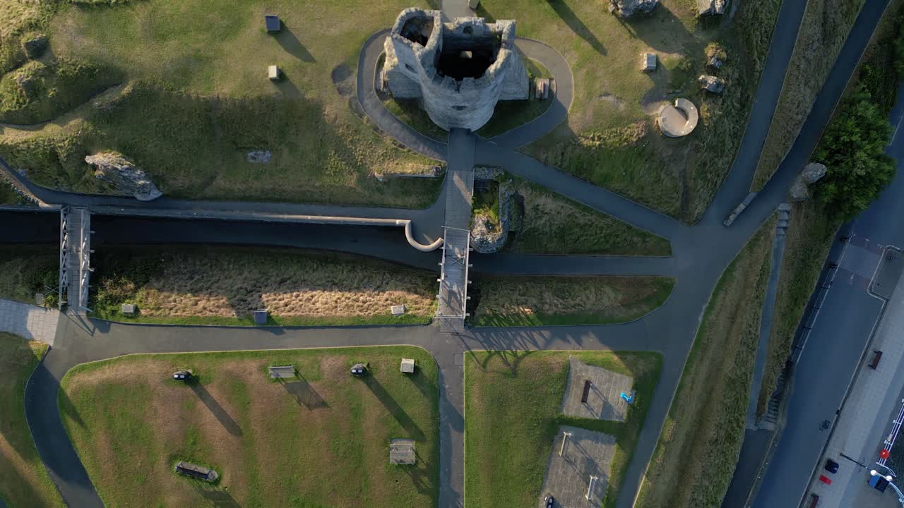 영국 웨일즈 애버리스트위스 해변, 항구, 바다 쪽, 클리프 및 타운 프론트 주변의 여름날 무인 항공기 영상-7