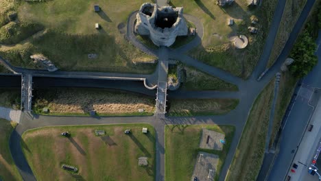 imágenes de drones en un día de verano en uk gales aberystwyth alrededor de la playa, el puerto, la costa, el acantilado y el frente de la ciudad-7