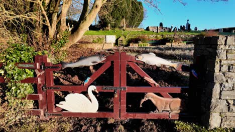 puerta a la casa de los pescadores kilsheelan tipperary irlanda en un brillante y helado día de invierno