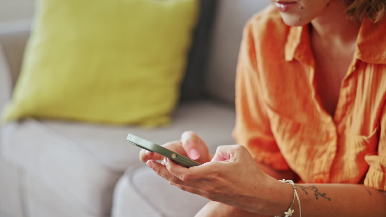 mujer asiática, manos y escribir en el teléfono inteligente