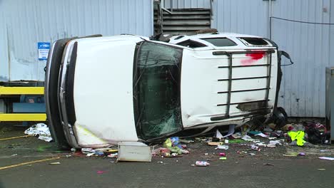 fatal accidente automovilístico suv en su lado