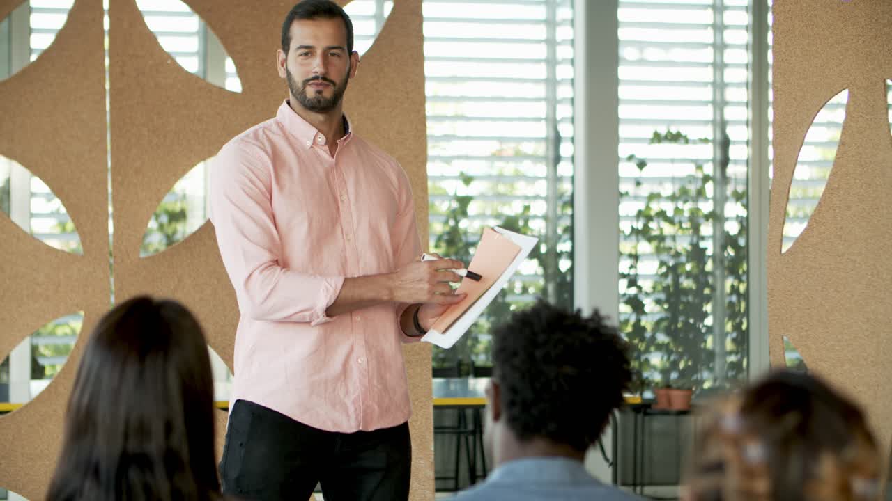 líder de equipo reflexivo respondiendo preguntas