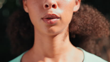 fitness, mujer boca y rostro respiración