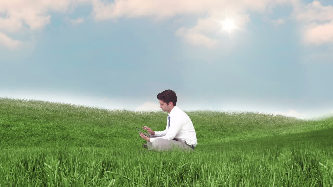 녹색 에서 태블릿을 사용하는 사업가