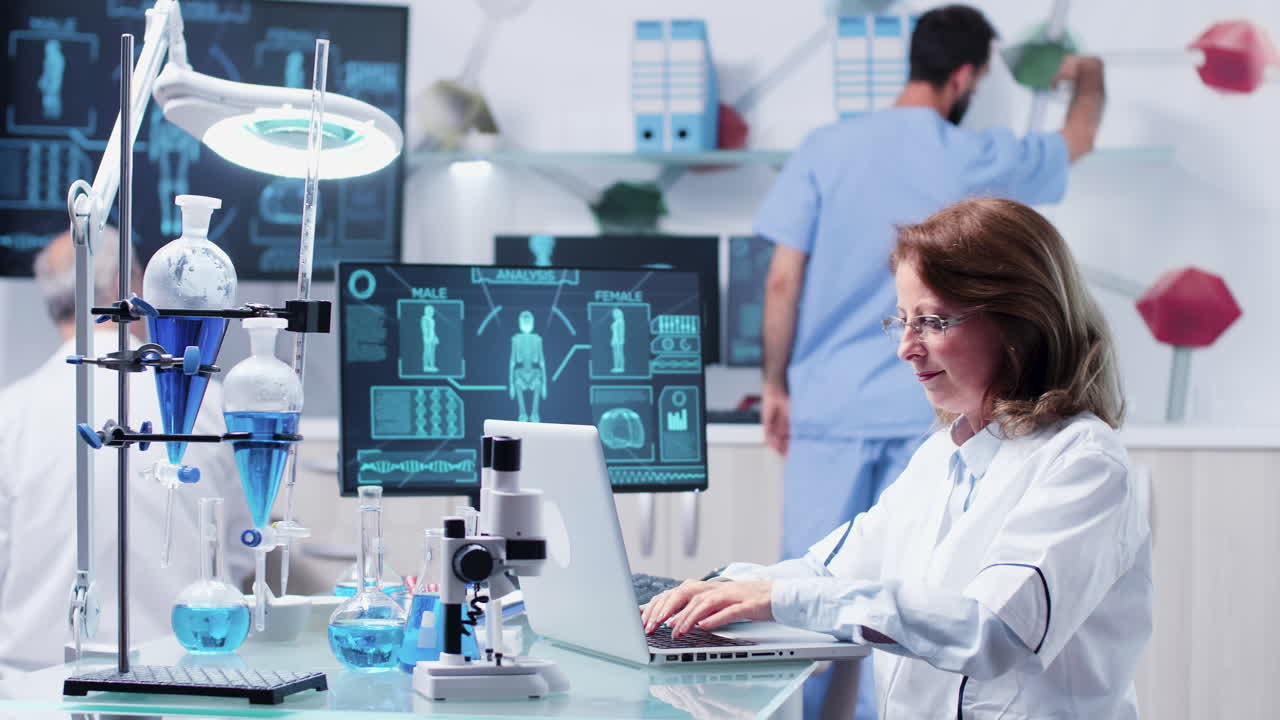 ученые, работающие в лаборатории