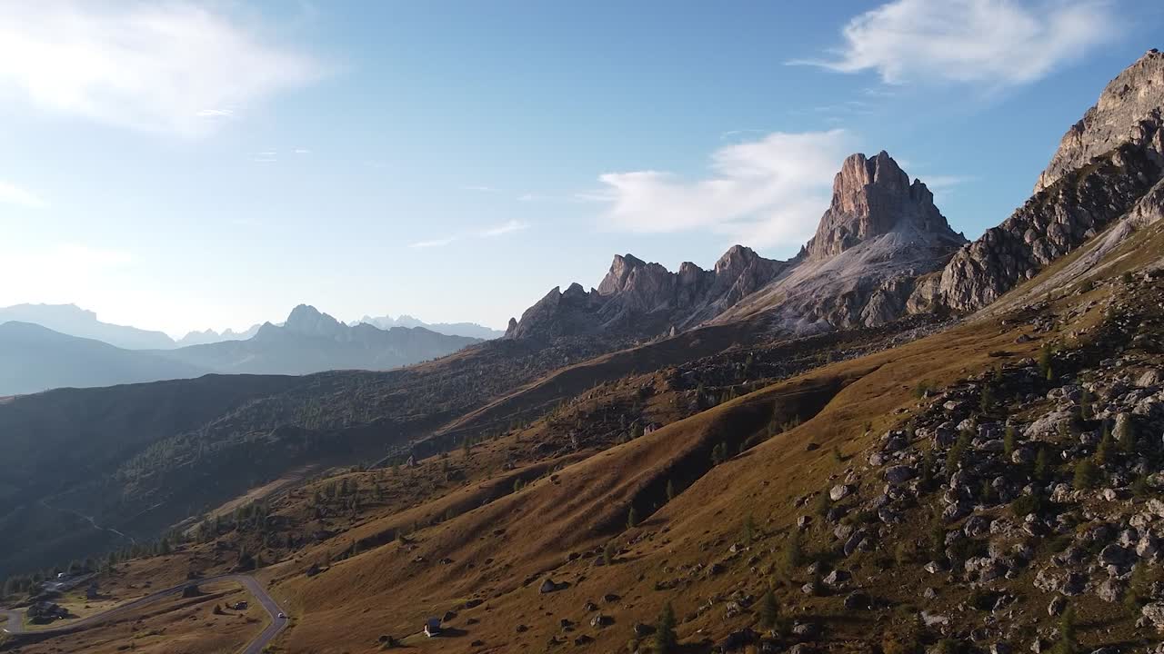 impresionantes paisajes de montañas rocosas y dolomitas; toma aerea