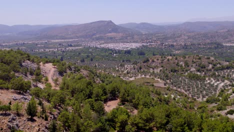 Vista-Aérea-Del-Terreno-Montañoso-De-Rodas-Cubierto-De-árboles.