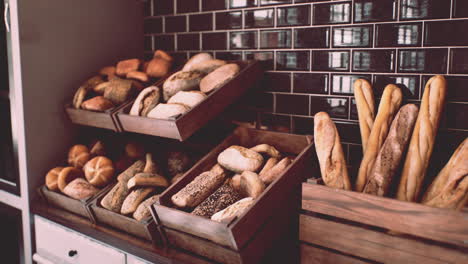 Frisches-Brot-Auf-Regalen-In-Der-Bäckerei