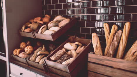 pan fresco en los estantes de la panadería