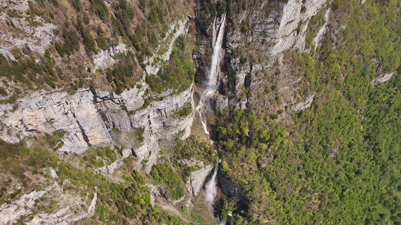 Vista aerea delle Seerenbachfälle ad Amden Betlis, Walensee, Svizzera, che mostra uno scenario naturale mozzafiato in una giornata di sole, incarnando la bellezza e la tranquillità del paesaggio svizzero