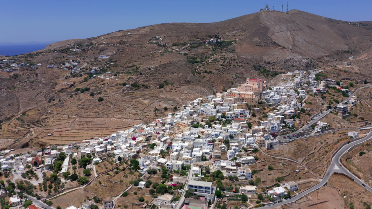 aérea: foto panorámica lenta tomada por un avión no tripulado de la iglesia católica de san jorge de la ciudad de ermoupoli en la isla de siros, grecia en un día soleado