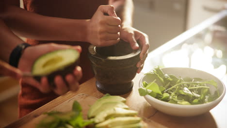 preparando un plato de aguacate y ensalada