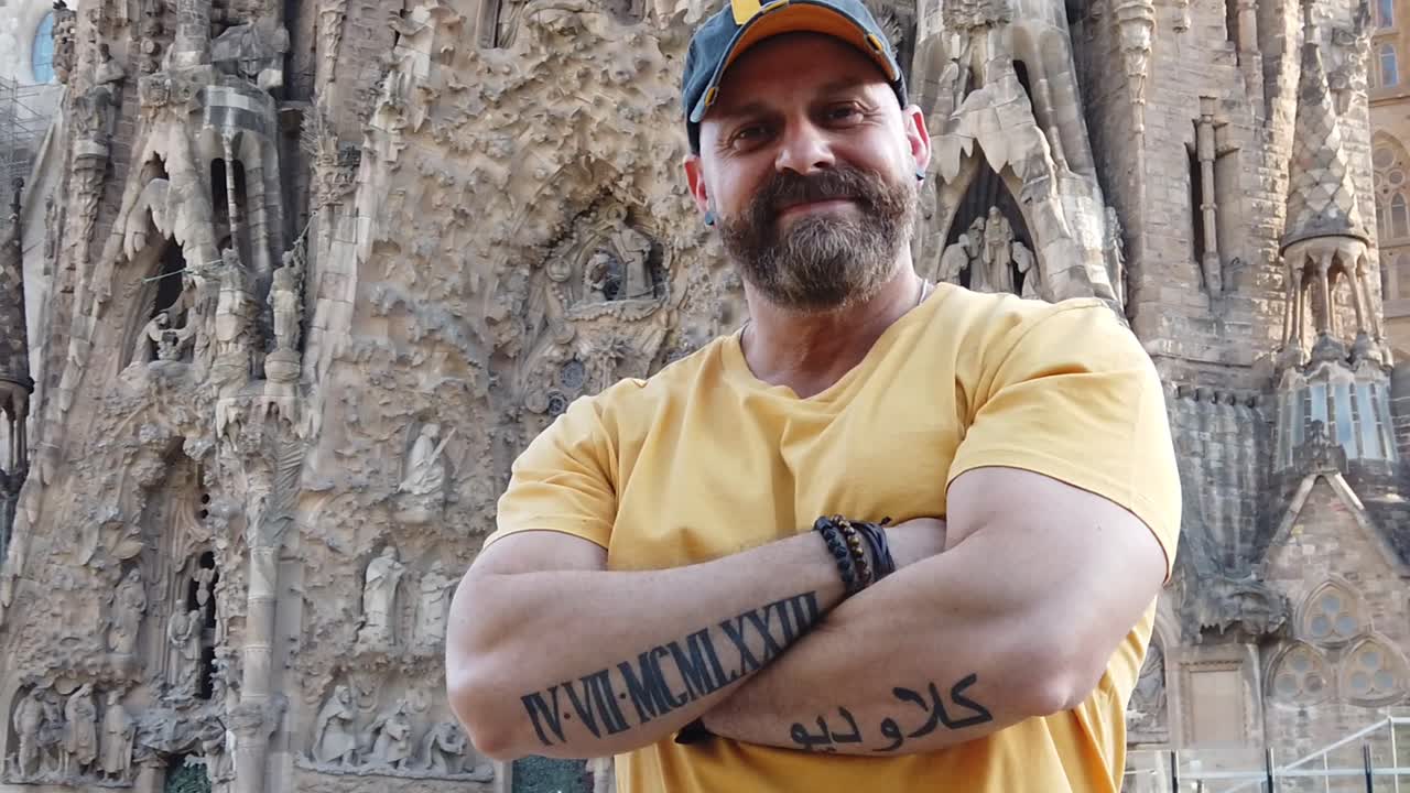 슬로우 모션의 근육질 시니어 모델