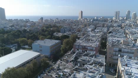 vista aérea de la ciudad costera de bat yam en las orillas del mar mediterráneo como horizonte panorámico y paisaje marítimo urbano, israel.