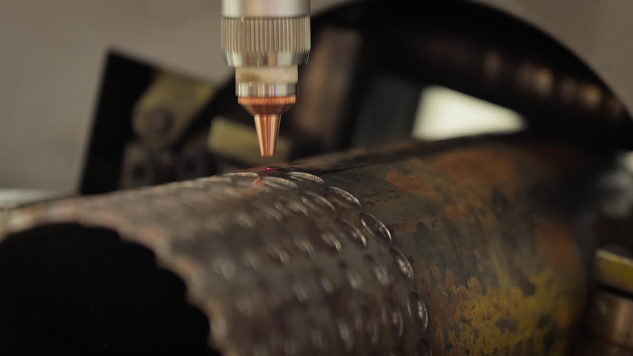 corte con láser y gas de metal, tecnología industrial moderna.