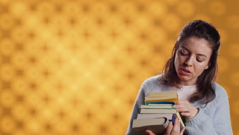mujer emocionada revisando una pila de libros, eligiendo qué leer