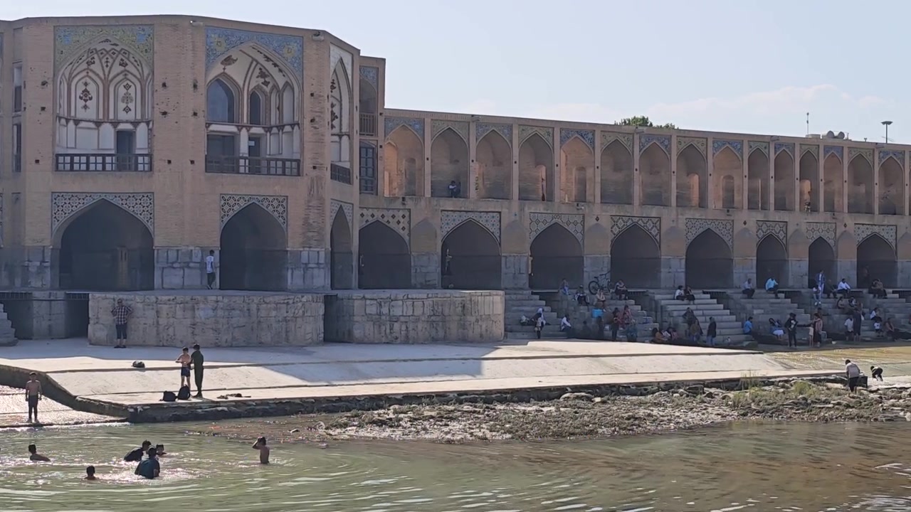 İsfahan'daki Tarihi Khaju Köprüsü'nde Dinlenen ve Yüzen İnsanlar