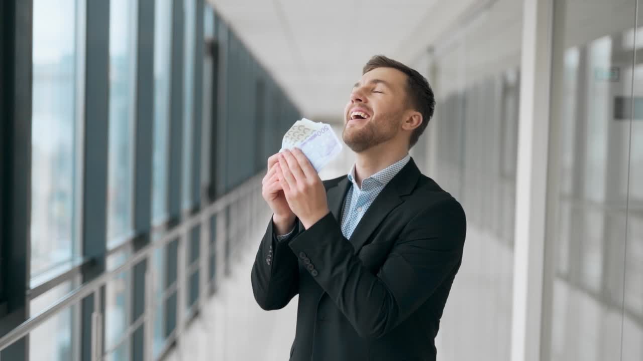 hombre adulto feliz transfiere mucho dinero