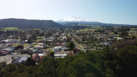 pequeña ciudad al lado del monte ruapehu disparada por un dron en nueva zelanda