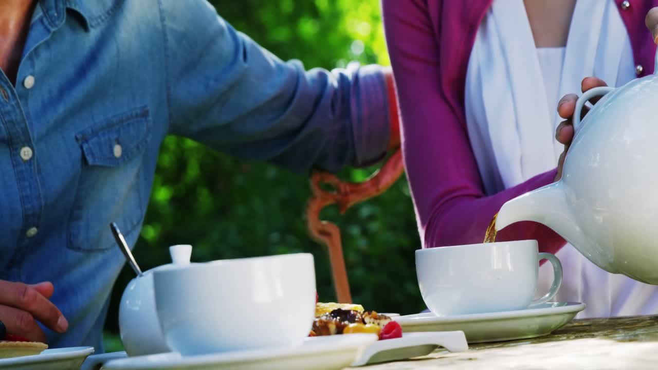 컵 에 차 를  ⁇ 는 여자 의 중간 부분