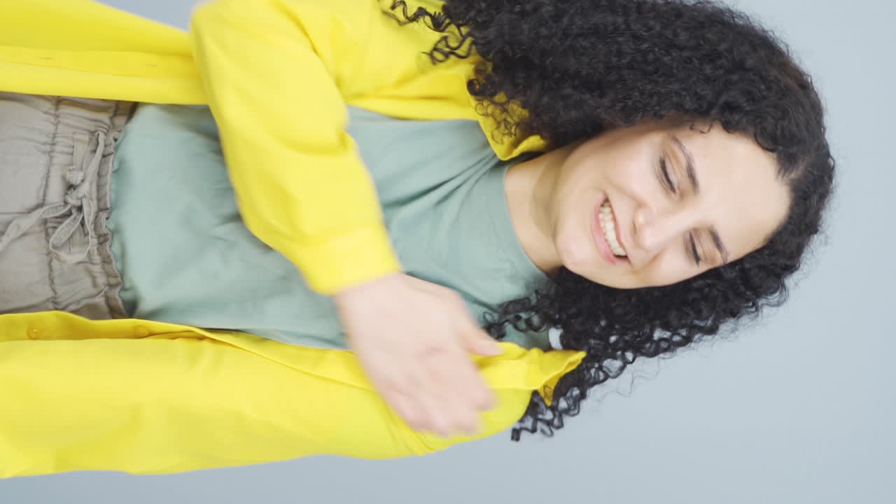 el video vertical de la joven mirando a la cámara es picazón.