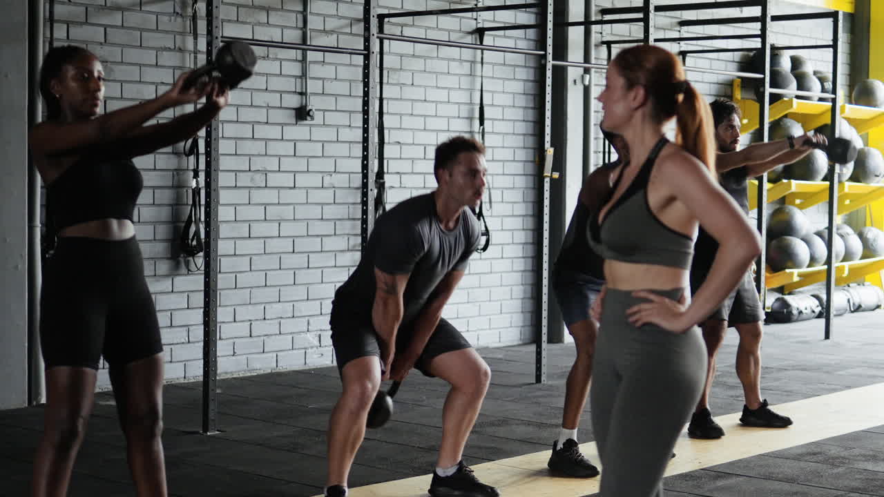 체육관 에서 그룹 케틀벨 운동