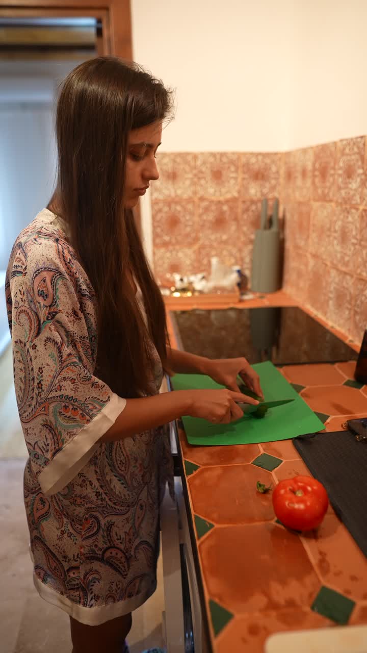 mujer cocinando verduras en la cocina