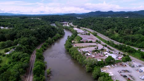 Flug-Entlang-Des-French-Broad-River-In-Asheville,-North-Carolina,-Asheville,-North-Carolina