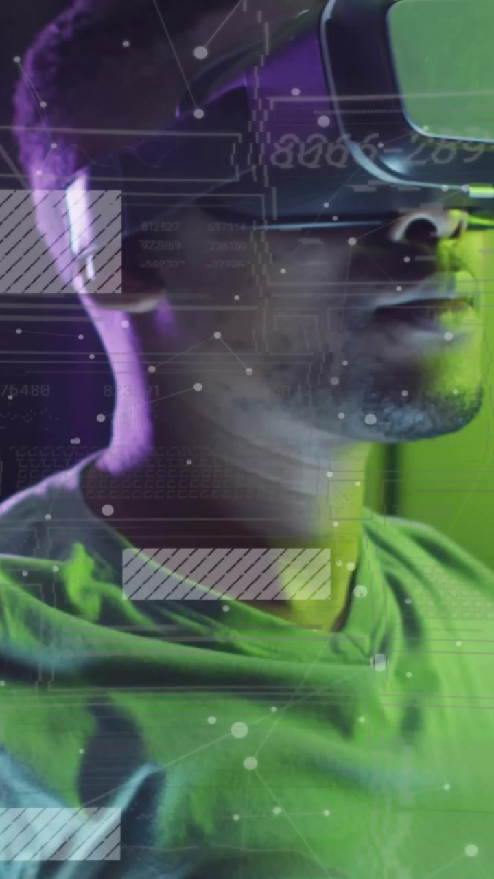 Video verticale: Sovrapposizioni digitali che appaiono, un uomo che gira la testa e allinea un visore VR per una demo tecnologica.