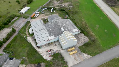 disparo de drones de un gran hangar de aeronaves en manston en kent - anteriormente el centro de soporte de aviones