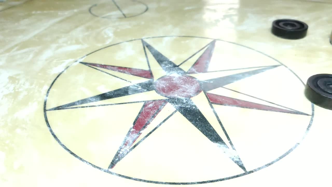 공격수에게 맞은 캐롬보드 코인