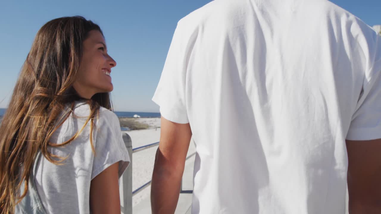 바 ⁇ 가에서 휴식을 취하는 젊은 성인 부부