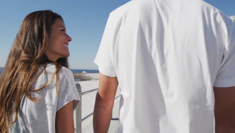 Pareja-De-Adultos-Jóvenes-Relajándose-En-La-Playa