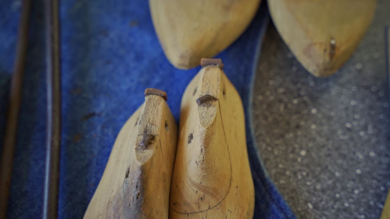 테이블에 앉아 나무 제화공 금형을 닫습니다