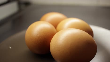 pan alrededor de cerca de cuatro huevos en un plato