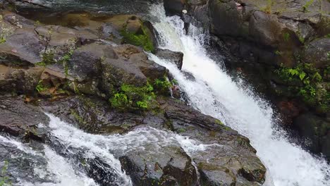 hd hawaii kauai cámara lenta panorámica de izquierda a derecha de una cascada que fluye de izquierda a derecha