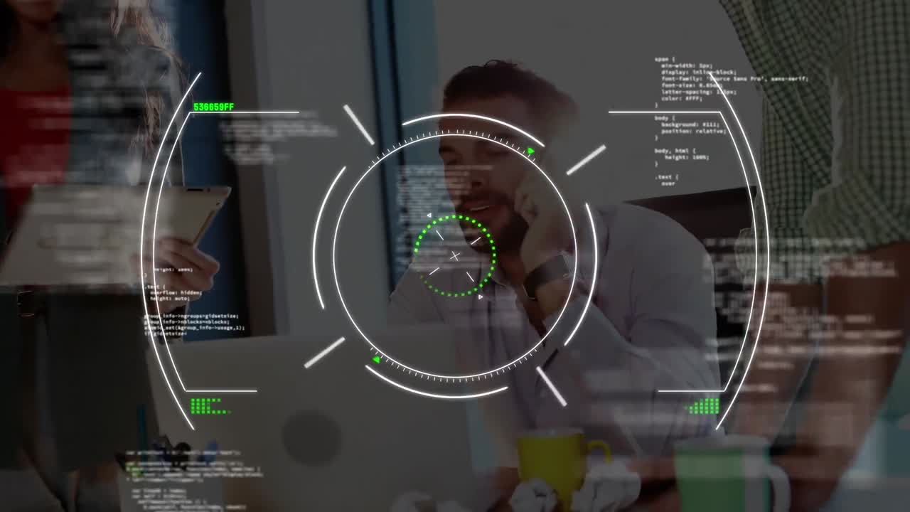 스 ⁇  스캐닝 및 데이터 처리의 애니메이션 비즈니스맨이 스마트폰으로 이야기하고 있습니다.